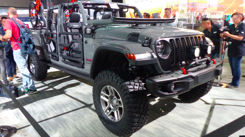 Illustration for article titled Here's What The 2020 Jeep Gladiator Pickup Looks Like With a Lift and 35 Inch Tires